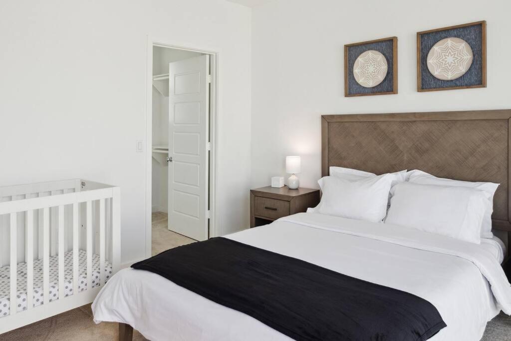 Villa Bright, Modern, - Theater Room, Sleeps 9 Los Angeles