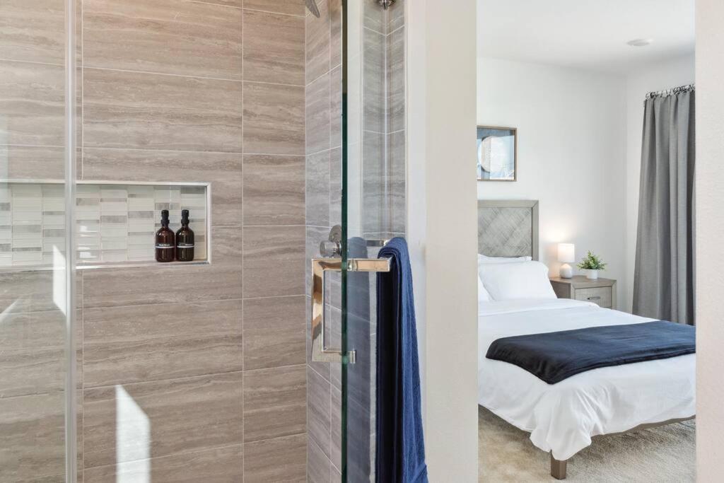 Villa Bright, Modern, - Theater Room, Sleeps 9 Los Angeles