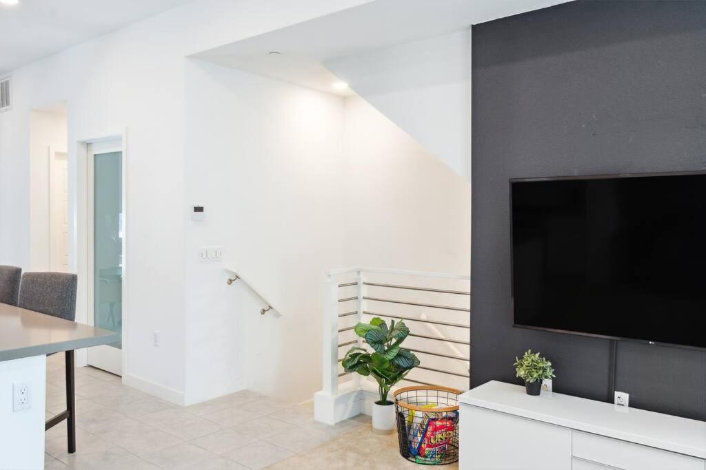 Bright, Modern, - Theater Room, Sleeps 9 Villa