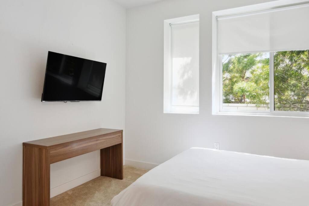 Bright, Modern, - Theater Room, Sleeps 9 Los Angeles