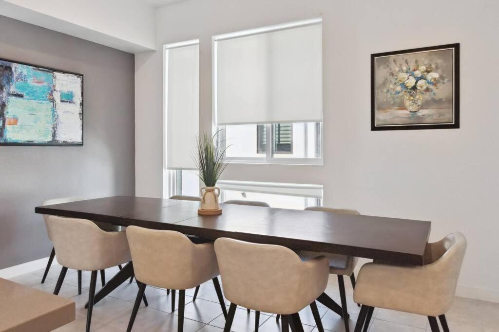 Villa Bright, Modern, - Theater Room, Sleeps 9 *