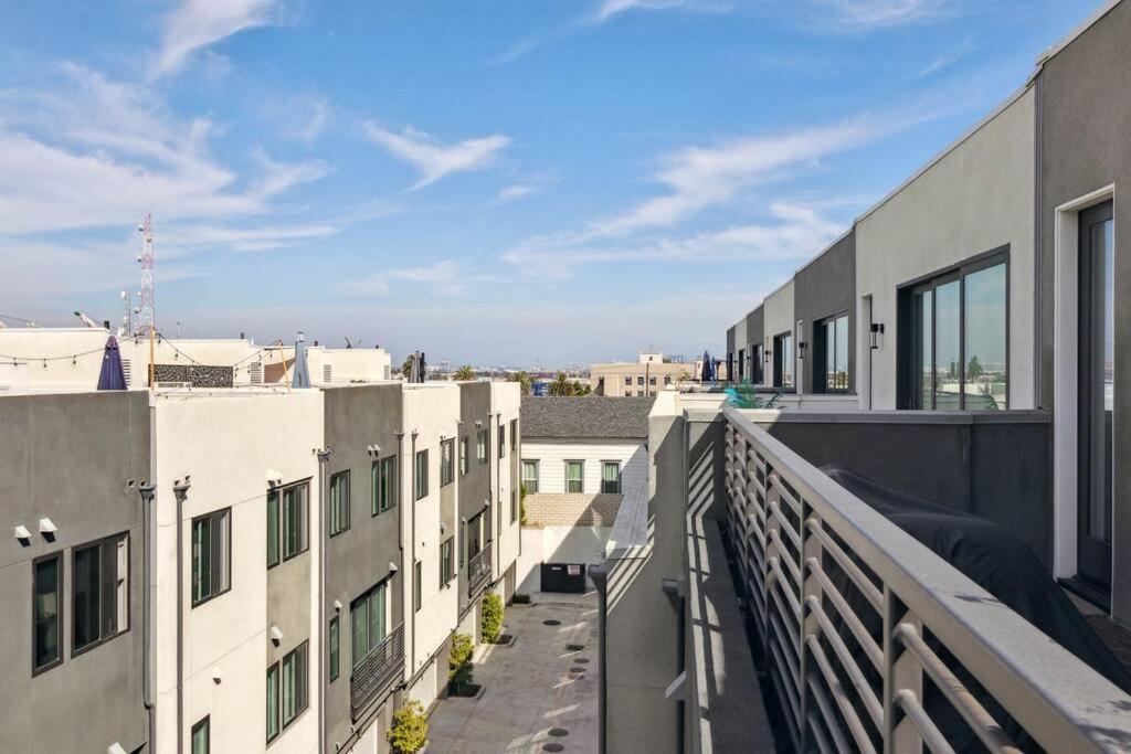 Bright, Modern, - Theater Room, Sleeps 9 Villa Los Angeles