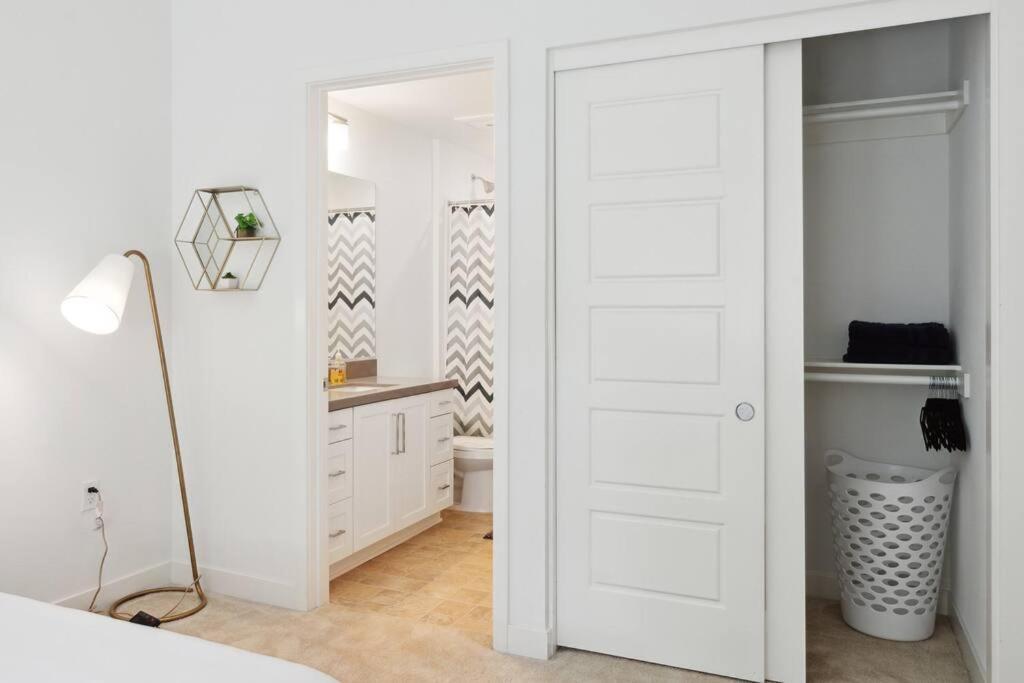 Bright, Modern, - Theater Room, Sleeps 9 Villa