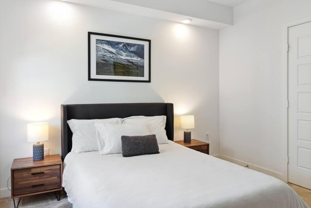 Bright, Modern, - Theater Room, Sleeps 9 * Los Angeles